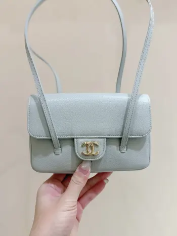 <p>浅蓝出现货啦</p><p>26P 春夏预告系列</p><p>ZP 30600购入</p><p>Chane1 26P Preppy coco包王</p><p>不愧是jennic同款 真的全球疯抢</p><p>这只mini号跟方胖子大小相当 可以放下17p实物超可爱迷人 复古又随性 就是妥妥的时髦精超级推荐</p><p>原厂正品haas小牛皮</p><p>AP50680 11.5*17*5cm </p>
