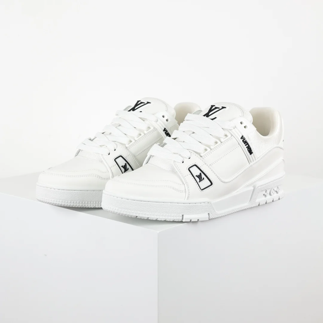 原单LV男鞋|高仿LV男鞋|精仿LV男鞋|一比一LV男鞋<p>Lv Trainer X1 Max 版本 高奢经典巅峰 Nigo白色</p><p>东莞纯原顶级高端复刻 大脚怪鬼佬走柜海外建仓高订版 全网独家半码 独家超大码专柜统一尺码男码 39 40 40.5 41 41.5 42 42.5 43 43.5 44 44.5 45 46 47 48 49 欧码 皮鞋尺码 比运动鞋大一码</p><p>英码 5 6 6.5 7 7.5 8 8.5 9 9.5 10 11 12 13 14 15 </p>