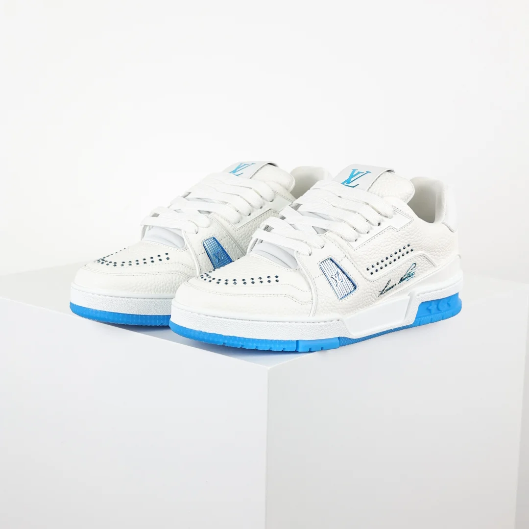 原单LV男鞋|高仿LV男鞋|精仿LV男鞋|一比一LV男鞋<p>Lv Trainer X1 Max 版本 高奢经典巅峰 白蓝铆钉</p><p>东莞纯原顶级高端复刻 大脚怪鬼佬走柜海外建仓高订版 全网独家半码 独家超大码专柜统一尺码男码 39 40 40.5 41 41.5 42 42.5 43 43.5 44 44.5 45 46 47 48 49 欧码 皮鞋尺码 比运动鞋大一码</p><p>英码 5 6 6.5 7 7.5 8 8.5 9 9.5 10 11 12 13 14 15 </p>