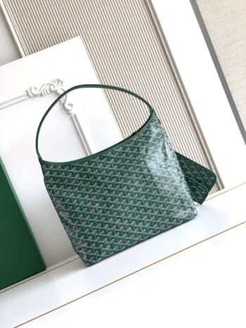 <p>Go ard Hobo Bohème 流浪包腋下包 灵感来自波西米亚流浪的生活哲学 两大王牌Saint Louis  Artois系列托特包的综合体 内置子母袋 随性慵懒风 拥有了它你就是时尚界的弄潮儿 </p><p>肩带的舒适度就是整个包的灵魂 慢工出细活 细节看图就是了  </p><p>尺寸 Size 42×27×15cm</p><p> S5502单手腕绿色</p><p>配礼品袋</p>