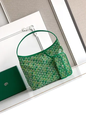 <p>新色HOBO青草绿</p><p>免税版 代购级高版本  Goyard 戈雅 等待以久最新爆款 Bohème hobo流浪包出货啦 整个包型都非常适用于日常通勤的一款包 包自重轻盈柔软 容量空间惊人 足以容纳你的所有必需品 加长舒适皮革手柄 肩带长度可满足腋下包使用需求 自带一个可拆卸小包 简直梦中情包 尺寸:底长33cm 宽42cm 高27cm 厚15cm</p><p>型号5502</p>