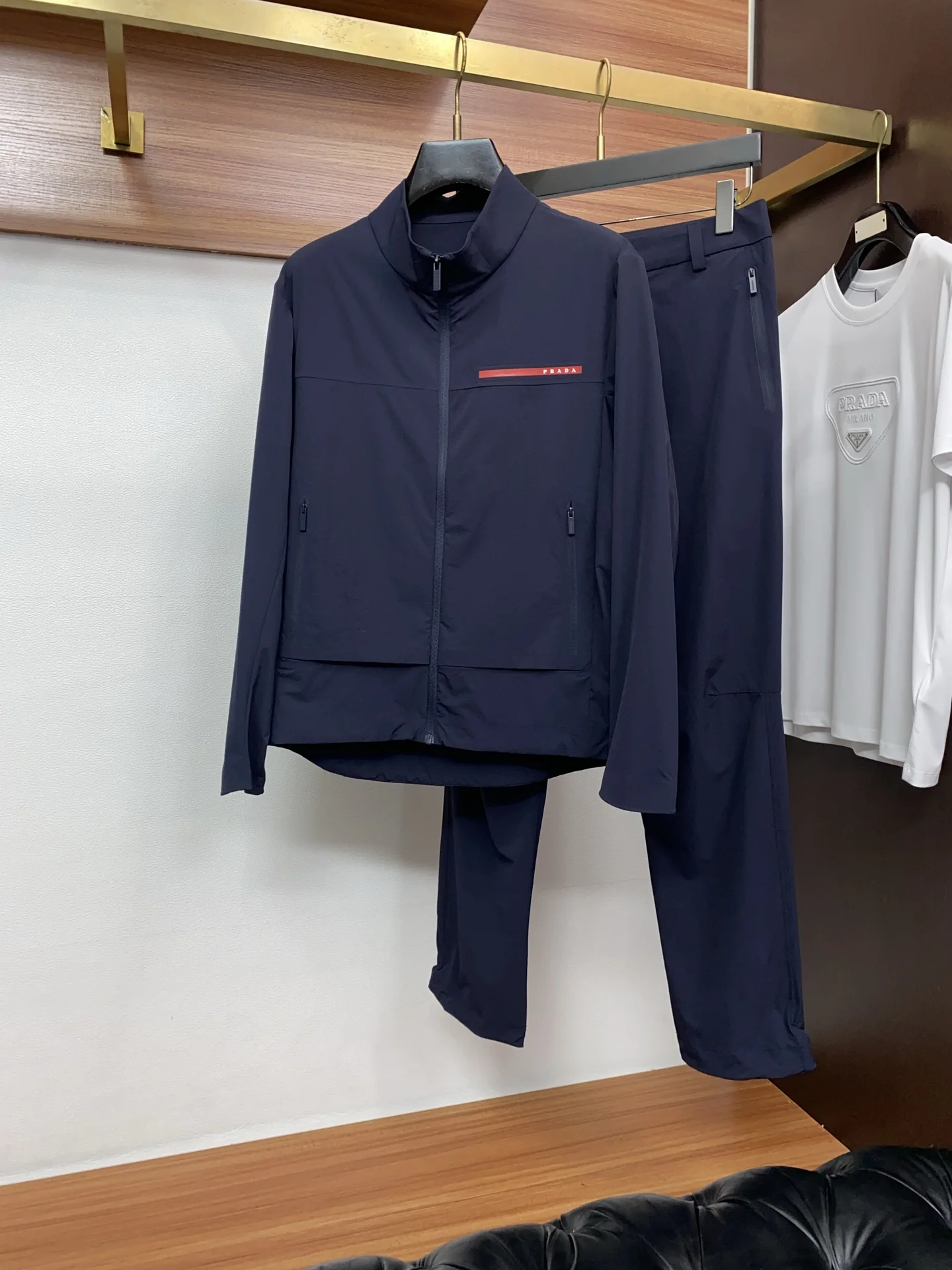 原单套装男装|高仿套装男装|精仿套装男装|一比一套装男装<p>衣服 裤子 顶级Prada红标户外系列套装 Linea Rossa红标logo点缀得刚刚好 低调又有辨识度 该系列将时尚与高性能完美融合 以科技创新 功能性与极简美学为核心 呈现独特的先锋气质  </p><p>面料是Prada特有的科技面料 可以将防风防水性拉满 </p><p>多口袋设计能装下手机这些小物件 袖口的收口设计还能防风 连裤脚都做了防风处理 细节到位  颜色 黑色 蓝色 灰色 外套尺码 48.50.52.54.56</p>