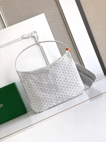 <p>Go ard Hobo Bohème 流浪包腋下包 灵感来自波西米亚流浪的生活哲学 两大王牌Saint Louis  Artois系列托特包的综合体 内置子母袋 随性慵懒风 拥有了它你就是时尚界的弄潮儿 </p><p>肩带的舒适度就是整个包的灵魂 慢工出细活 细节看图就是了  </p><p>尺寸 Size 42×27×15cm</p><p> S5502单手腕大白色</p>
