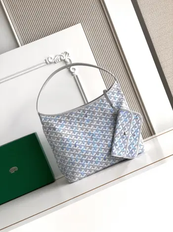 <p>  Goyard 戈雅 等待以久最新爆款 Bohème hobo流浪包出货啦 整个包型都非常适用于日常通勤的一款包 包自重轻盈柔软 容量空间惊人 足以容纳你的所有必需品 加长舒适皮革手柄 肩带长度可满足腋下包使用需求 自带一个可拆卸小包 简直梦中情包 尺寸:底长33cm 宽42cm 高27cm 厚15cm</p><p>型号 5502</p>