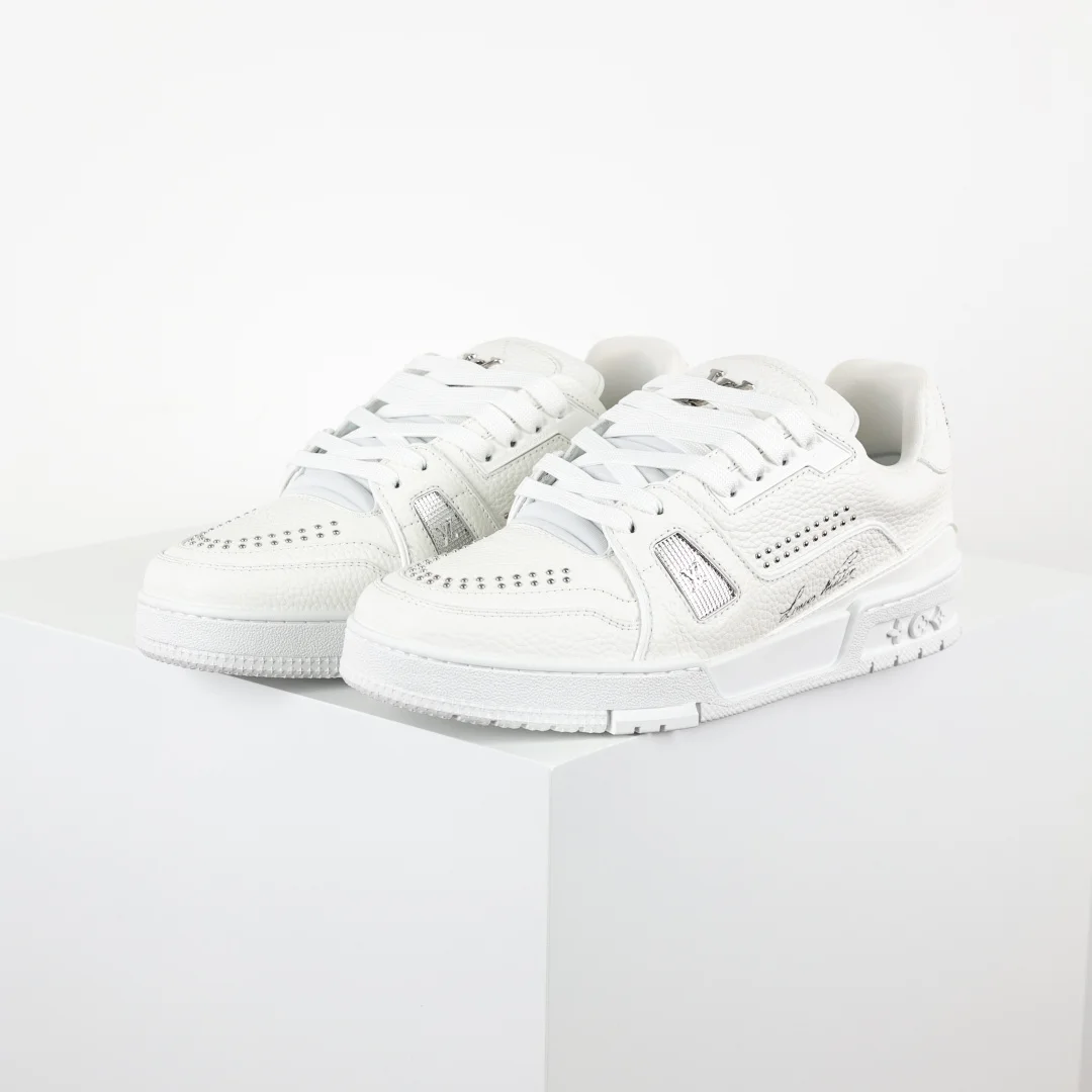 原单LV男鞋|高仿LV男鞋|精仿LV男鞋|一比一LV男鞋<p>Lv Trainer X1 Max 版本 高奢经典巅峰 白色铆钉</p><p>东莞纯原顶级高端复刻 大脚怪鬼佬走柜海外建仓高订版 全网独家半码 独家超大码专柜统一尺码男码 39 40 40.5 41 41.5 42 42.5 43 43.5 44 44.5 45 46 47 48 49 欧码 皮鞋尺码 比运动鞋大一码</p><p>英码 5 6 6.5 7 7.5 8 8.5 9 9.5 10 11 12 13 14 15 </p>
