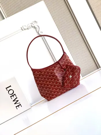 <p>Bohème Hobo迷你包是轻巧 灵活和安全的缩影 这要归功于它的拉链闭合 由于其有宽度的手柄 它作为一个单肩包也非常舒适 它还具有标志性的可拆卸小袋 可通过按扣来封闭袋口 S5505蓝色</p><p>25 cm x 11.5 cm x 22 cm</p>