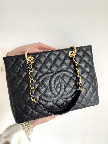 <p>全新 纯原厂GST妈咪袋</p><p>经典款之 Grand Shopping Tote</p><p>(简称GST)诞生于2010年 以超大容量的设计风格吸引眼球 性价比也很高 被许多小香爱好者称之Chanel包袋入门款式的首选 </p><p>皮料 欧洲原厂Haas鱼子酱牛皮</p><p>五金 意大利进口24k镀厚金钢锁<p>50995 尺寸34x24x12cm</p>
