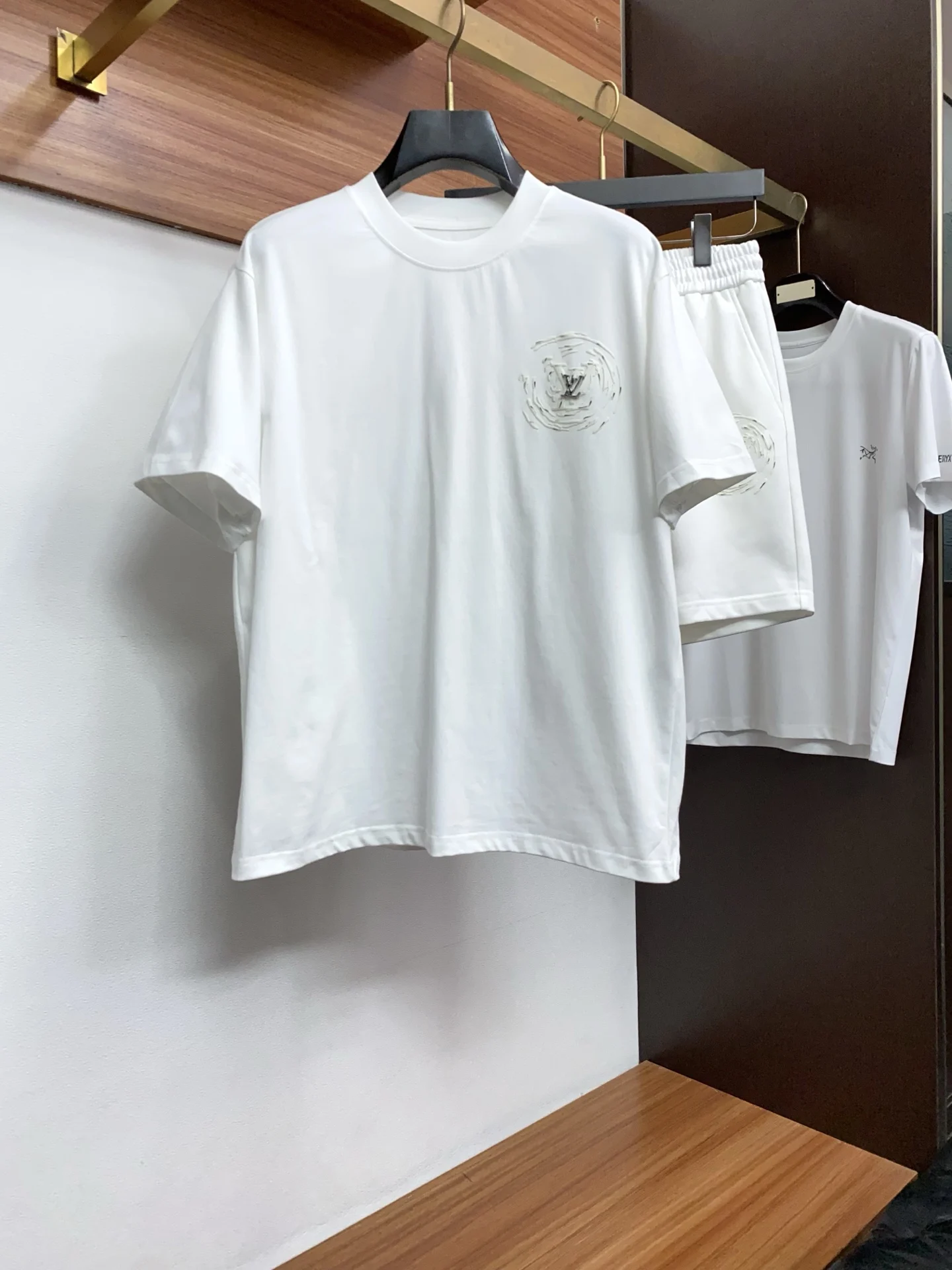 原单套装男装|高仿套装男装|精仿套装男装|一比一套装男装<p> 1v 路易威登 𝟐6𝐬s 春夏 短袖套装 微宽松版型 品牌经典LOGO 工艺精致 100%纯棉 休闲百搭 </p><p> 码数 S-3XL</p>