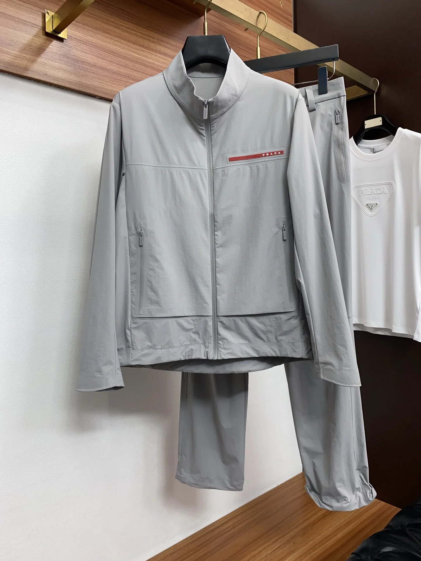 原单套装男装|高仿套装男装|精仿套装男装|一比一套装男装<p>衣服 裤子 顶级Prada红标户外系列套装 Linea Rossa红标logo点缀得刚刚好 低调又有辨识度 该系列将时尚与高性能完美融合 以科技创新 功能性与极简美学为核心 呈现独特的先锋气质  </p><p>面料是Prada特有的科技面料 可以将防风防水性拉满 </p><p>多口袋设计能装下手机这些小物件 袖口的收口设计还能防风 连裤脚都做了防风处理 细节到位  颜色 黑色 蓝色 灰色 外套尺码 48.50.52.54.56</p>
