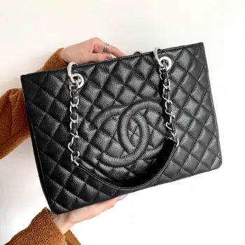 <p>全新 纯原厂GST妈咪袋</p><p>经典款之 Grand Shopping Tote</p><p>(简称GST)诞生于2010年 以超大容量的设计风格吸引眼球 性价比也很高 被许多小香爱好者称之Chanel包袋入门款式的首选 </p><p>皮料 欧洲原厂Haas鱼子酱牛皮</p><p>五金 意大利进口24k镀厚金钢锁<p>50995尺寸34x24x12cm</p>