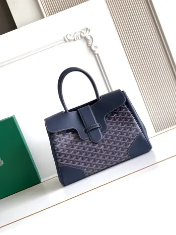 <p>Goyard 西贡Tote 这款西贡母包一出场就有BK的气场 整体更加大气优雅 同时又散发着独特且慵懒的魅力 两侧  展开 内部容量很大 秉承着一贯的实用性与轻便 实测  放14的mac pro </p><p>经典色很适合秋冬 鲜艳靓丽的颜色也能让沉闷的季节有更多活力 </p><p>size 34x18x24cm</p><p> 8201</p>