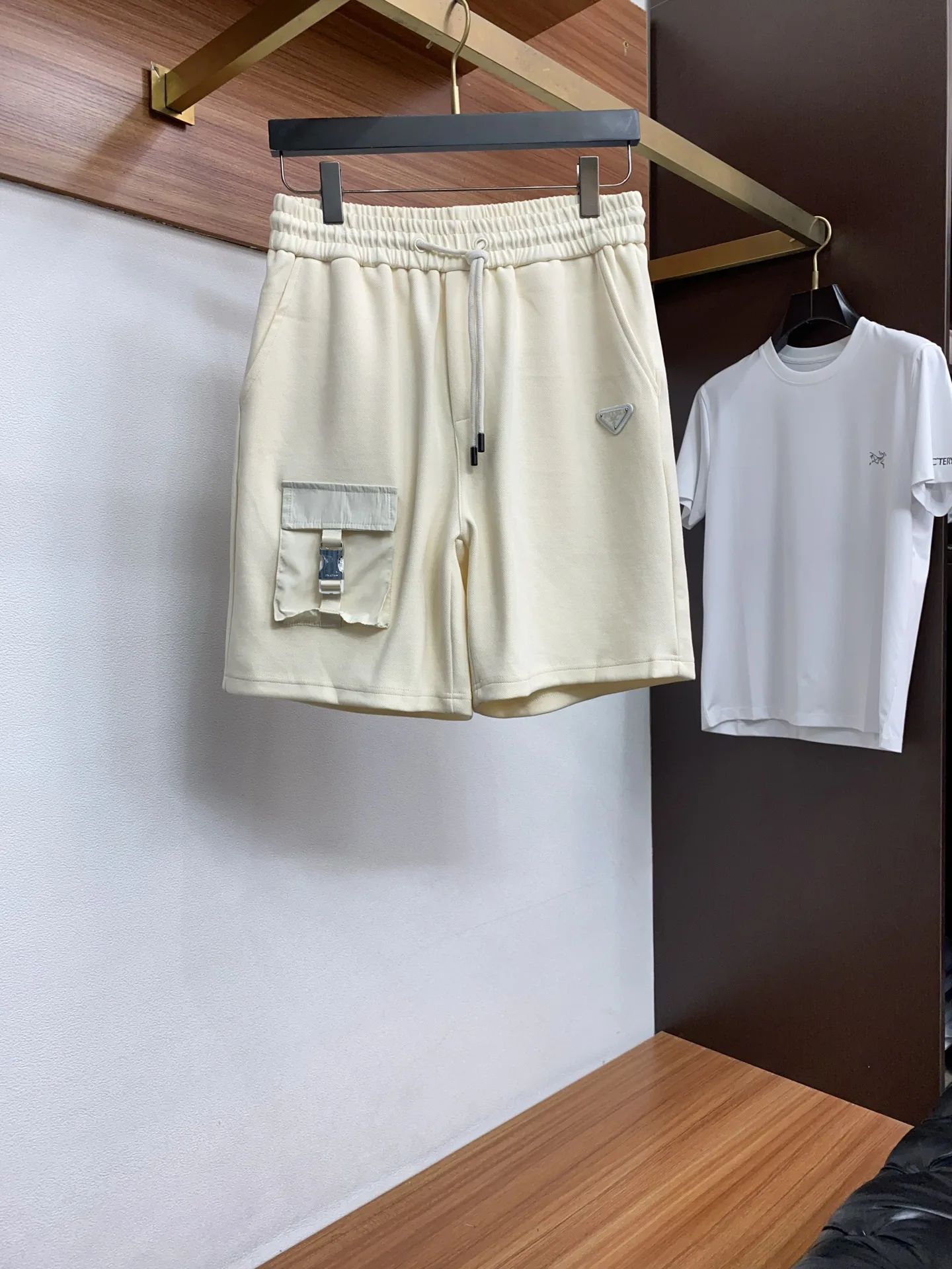 原单短款裤子男装|高仿短款裤子男装|精仿短款裤子男装|一比一短款裤子男装<p> 普拉达 2026春夏季新款 最新休闲短裤 原版裤型上身休闲百搭 随性慵懒范 高级定制面料 订制工艺 舒适感爆棚 高端大气 夏天的味道有没有 首选  S-2xL</p>