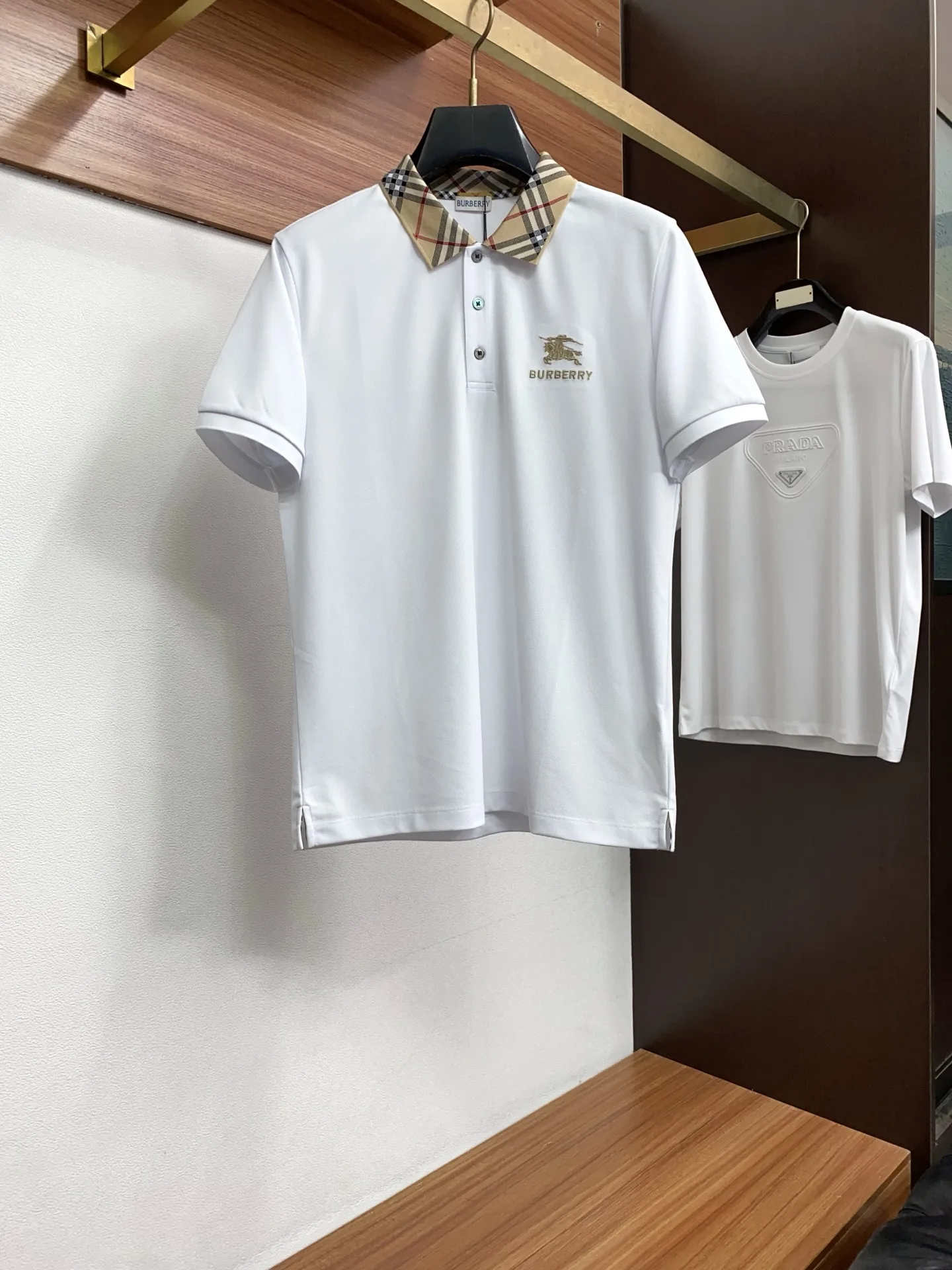 原单短袖T恤男装|高仿短袖T恤男装|精仿短袖T恤男装|一比一短袖T恤男装<p> 巴宝莉 2026春夏新品细纹珠地翻领商务Polo 极简的衣身造型 </p><p>顶级针织棉质混纺质地 整体的触感极为舒适 弹力十足亲肤效果高级 经典时尚翻领 Polo衫短袖 贸易公司渠道订单 官网同步发售 简约大气 时尚百搭码数 M-3xL</p>