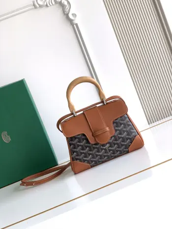 <p> Goyard mini Saigon 西贡包 象征着爱情 优雅 与精致的Saigon包 低调做工又完美 这款包优雅复古又不失风情让人很难拒绝的款式 拎起来 是超乎想象的轻   </p><p>材质 木釉手柄配进口头层牛皮 </p><p>尺寸 20x14.5×9cm 加上木柄总高25cm</p><p>型号 8202</p>