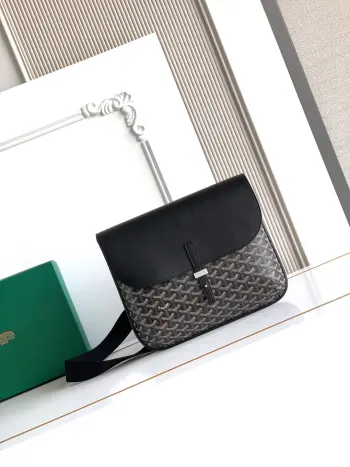 <p>COURSIER邮差包时尚 轻便 小巧 是都市人的完美伴侣 可放日常必需品,肩带可随意调节 非常适合斜挎</p><p>内部材质 亚麻和棉质内衬</p><p>尺寸size 32×4×25CM</p><p> 6601</p>