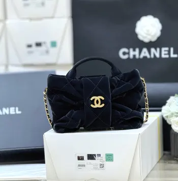 <p>25K 秋冬高级成衣系列</p><p>ZP 39700购入</p><p>Chane1 25K 走秀款丝绒蝴蝶结包</p><p>黑金太太太好看了吧 </p><p>走秀场上重中之重的蝴蝶结丝绒更加轻巧和时髦本季最火最热门的款非常时尚个性 小号也很精致可爱超级推荐</p><p>原厂正品丝绒尼龙料</p><p>AS58490 18*26*5cm </p>