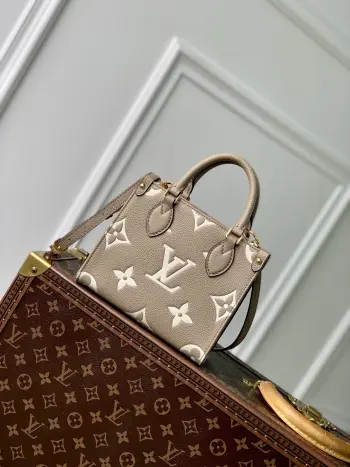 <p>顶级原单 动态芯片</p><p>M47054 本款 OnTheGo BB 手袋为 Monogram Empreinte 皮革压印 Monogram 图案 以别致手柄固定件和包角的铆钉皮革袢彰显匠心细节 玲珑构型可收纳智能手机和短款钱夹 可拆卸并调节的肩带方便肩背 18.0 x 15.0 x 8.5 厘米 (长 x 高 x 宽)</p>
