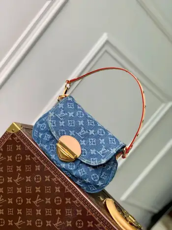 <p>顶级原单 变码芯片</p><p>M46829 Sunset 手袋聚焦 Monogram Denim 帆布 该材质依托多重工艺制成 以全球有机纺织品标准认证的棉纱织就 Monogram 图案后进行漂白 成品的砂洗处理营造别致观感 品牌插扣再添瞩目格调 27 x 18 x 3 厘米(长度 x 高 x 宽)</p>