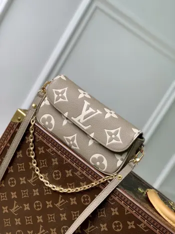 <p>顶级原单 动态芯片</p><p>M82154 黑色 M82211咖色丝印本款 Wallet on Chain Ivy 手袋取材 Monogram Empreinte 粒面皮革 其上压印大号 Monogram 图案 可手拿或利用链条短肩背 亦可系上可调节皮革肩带 打造悠闲斜挎造型 昼夜场合皆宜 </p><p>23.5 x 12 x 4.3 厘米 </p><p>(长度 x 高 x 宽)</p>