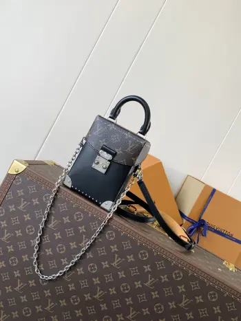 <p>顶级原单 变码芯片</p><p>M12362正品开发 钢锁五金</p><p>LV Vibe 家族推出新款 Camera Box 手袋 光泽牛皮革裁出别致构型 Monogram 细节升格经典风范 S-lock 锁扣与金属包角含蓄道出品牌身份 </p><p>17.6 x 6 x 12.5 厘米 </p><p>(高 x 宽 x 长度)</p><p>牛皮革</p><p>牛皮革饰边</p><p>微纤维内衬</p><p>金属件</p><p>S-lock 锁扣</p><p>肩带 可拆卸 可调节</p><p>包带半长 49.0 厘米</p><p>包带半长可调至 57.0 厘米</p><p>链条 可拆卸</p><p>链条半长 29.0 厘米</p><p>手柄 单手柄</p>