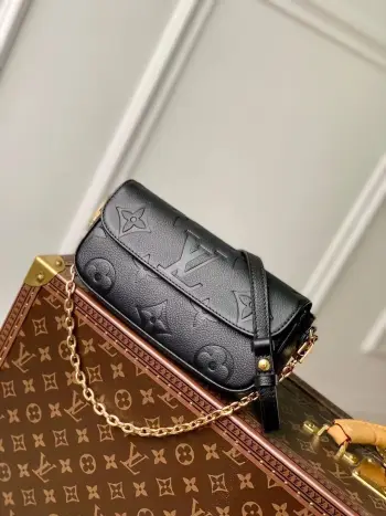 <p>顶级原单 动态芯片</p><p>M82154 黑色 M82211咖色丝印本款 Wallet on Chain Ivy 手袋取材 Monogram Empreinte 粒面皮革 其上压印大号 Monogram 图案 可手拿或利用链条短肩背 亦可系上可调节皮革肩带 打造悠闲斜挎造型 昼夜场合皆宜 </p><p>23.5 x 12 x 4.3 厘米 </p><p>(长度 x 高 x 宽)</p>