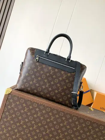 <p>顶级原单 N48260黑格 M54019老花 Porte-Documents Jour 公文包识辨了用采度极高的 Damier Cobalt 帆布 对比 Porte-Documents Voyage 旅袋行 此款公文包为更休闲 小巧 对而性男市都言 该款有具袋包很高度用实的 有多种背挎方式 包的袋口部前采用拉封链口 可以容台一纳15英寸的笔记脑电本 尺寸:37.0x28.0x6.0cm</p>