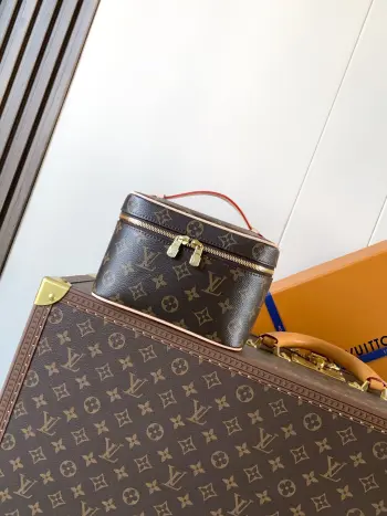 <p>顶级原单 M44495 Nice 迷你化妆包以柔软的 Monogram 帆布造就精巧身形 搭配放平即可释放空间的皮革手柄 在容纳洗漱用品的同时从容置于旅行袋或手提箱 使用 LV 铭纹金属拉链头轻启双拉链顶部翻盖 内物空间一览无遗 13.5 x 12 x 20 厘米 (高 x 宽 x 长度)</p>