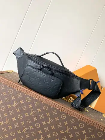 <p>顶级原单</p><p>M47058 全皮 本款Rush腰包以Monogram Shadow牛皮革塑造贴身构型 其拉链前袋方便取放手机 钥匙和卡片 可调节背带通过滑钩束紧 轻松实现系腰 肩背或斜挎 皮革手柄再添手提选择和运动风范 尺寸 30 × 15 × 8 cm</p>