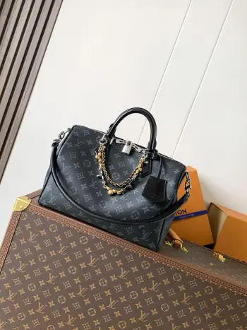 <p>顶级原单 动态芯片163c</p><p>M15102本款 Speedy Soft 30 手袋出自 LV Ski 系列 以 Monogram Eclipse 帆布焕新经典设计 双链条 褶皱皮革钥匙包和标志性挂锁彰显华美细节 恰宜尺寸可容纳平板电脑和其他日常所需 尺寸30×21×17cm</p>