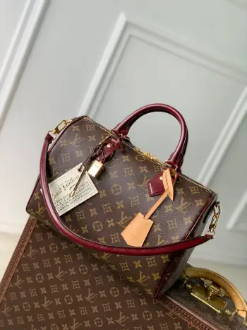 <p>顶级原单 动态芯片</p><p>M28379 Persona 系列推出的此款 Speedy Soft 30 手袋亦是 Monogram Anniversary 系列的一部分 旨在致意路易威登经典元素的 130 周年诞辰 标志性帆布结合牛皮革饰边 地址牌和内部标签再度烘托庆贺系列氛围 钥匙包 挂锁和登机牌装饰丰富细节 </p><p>21 x 17 x 30 厘米</p><p>(高 x 宽 x 长度)</p>