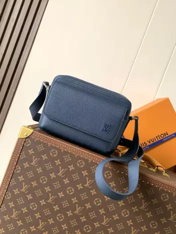 <p>顶级原单</p><p>M15260海军蓝 顶级原单 变码芯片163C BOARDING 邮差包Boarding 邮差包取材轻质耐磨的蜡面牛皮革 为精巧构型搭配内外贴袋 便于妥善存放 8.3 寸平板电脑 可调节皮革肩带升级舒适体验 顶级原单</p><p>尺寸 24×18×9cm</p>