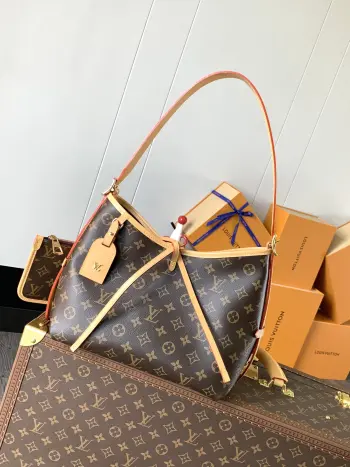 <p>顶级原单 芯片款 品质始终如一</p><p>M46203 CarryAll 手袋取材 Monogram 帆布和皮革饰边 成就都市生活的贴身伴侣 充裕构型设有齐整内层 内袋再添功能元素 Monogram 帆布拉链手拿包通过皮革带固定 尺寸 29 x 24 x 12 厘米</p>