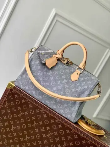 <p>顶级原单 动态芯片</p><p>M13344 本款 Speedy Soft 30 手袋依托路易威登精湛漂白工艺 于棉布表面描摹诞生于 2005 年的 Monogram Denim 图案 再借皮革饰边和莹泽金属件点亮细节 钥匙包和可拆卸名牌致意品牌制箱传承 可拆卸 Toron 手柄成就舒适肩背体验 </p><p>21 x 17 x 30 厘米</p><p>(高 x 宽 x 长度)</p>