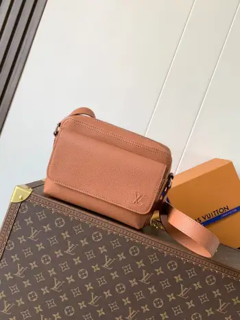 <p>顶级原单</p><p>M25981棕色 顶级原单 变码芯片163C BOARDING 邮差包Boarding 邮差包取材轻质耐磨的蜡面牛皮革 为精巧构型搭配内外贴袋 便于妥善存放 8.3 寸平板电脑 可调节皮革肩带升级舒适体验 顶级原单</p><p>尺寸 24×18×9cm</p>