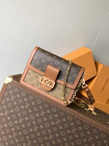 <p>顶级原单 动态变码芯片M45958/44391中号手袋 路易威登经典 Dauphine 手袋系列新作 来自 2019 早春系列 出自女装艺术总监 Nicolas Ghesquiere 之手的改良版设计 将 Monogram 帆布与 Monogram Reverse 帆布相结合 配有链带与磁扣 以摩登风格展现品牌传统 尽显路易威登时尚禀赋 </p><p>尺寸 25.0 x 17.0 x 10.5 厘米 (长 x 高 x 宽)</p>