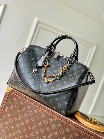 <p>顶级原单 动态芯片163c</p><p>M15102本款 Speedy Soft 30 手袋出自 LV Ski 系列 以 Monogram Eclipse 帆布焕新经典设计 双链条 褶皱皮革钥匙包和标志性挂锁彰显华美细节 恰宜尺寸可容纳平板电脑和其他日常所需 尺寸30×21×17cm</p>
