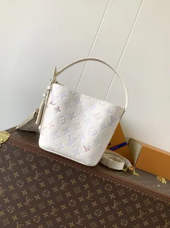 <p>顶级原单 动态芯片</p><p>本款 All In BB 手袋出自 Dream 系列 令 Monogram 压纹粒面皮革呈现别致水彩渐变效果 再以莹泽金属件完善设计 考究名牌 标志性挂锁和可拆卸拉链内袋丰富细节 肩背或手提皆宜 压纹粒面牛皮革 型號:M25673 尺寸:16x18x12CM</p>