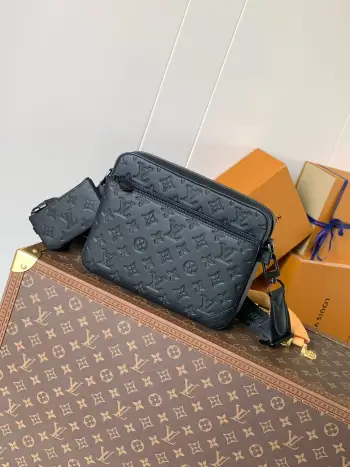 <p>顶级原单</p><p>本款 𝐓𝐫𝐢𝐨 邮差包取材 𝐌𝐨𝐧𝐨𝐠𝐫𝐚𝐦 𝐒𝐡𝐚𝐝𝐨𝐰 压纹牛皮革 以 𝐌𝐨𝐧𝐨𝐠𝐫𝐚𝐦 图案烘托清新户外格调 零钱包和拉链前袋均可拆卸 与主袋共筑三合一设计 </p><p>型号  M46602</p><p>尺寸 25.0 x 18.5 x 7.0 厘米 (长 x 高 x 宽)</p><p> </p>