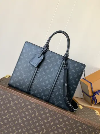 <p>顶级原单</p><p>M45265 动态变码芯片163c </p><p>Sac Plat Horizontal Zippe 公文包取材 Monogram Eclipse 帆布和皮革 LV 字母压纹与 Monogram 名牌致意品牌传承 利落线条抒写商务休闲新章 更有皮革手柄实现舒适手提 拉链内贴袋</p><p>双内贴袋 </p>