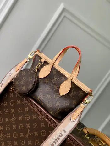 <p>顶级原单 动态芯片</p><p>本款 Neverfull BB手袋结合了经典设计与标志性细节 由 Damier Ebene 帆布制成 采用多彩织物内衬 并搭配牛皮革饰边 宽敞却不臃肿 束紧两侧成就潮流风范 舒展即现休闲气质 配有纤薄舒适手柄 可肩背或肘挎 可拆卸手袋可用作手拿包或口袋 尺寸24x14x9cm (长度 x 高 x 宽)</p>