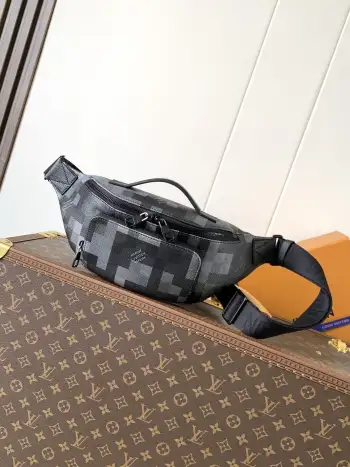 <p>顶级原单</p><p>M14920 动态变码芯片163C 迷彩男包胸包腰包 当季新款 RUSH 腰包 本款 Rush 腰包以 Damoflage Black 帆布呈现摩登潮流构型 并将像素化 Damier 图案铺陈其上 营造迷彩效果 可调节肩带实现舒适腰挎 肩背或斜挎造型 15 x 8 x 30 厘米 </p>