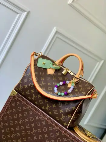 <p>顶级原单 动态芯片</p><p>SPEEDY SOFT 30 LUCKY 手袋</p><p>M15107老花 本款 Speedy Soft 30 Lucky 手袋为 Monogram 帆布勾勒 VVN 皮革饰边 再借宛若珠宝的可拆卸装饰 撞色内衬和金属件点亮考究细节 充裕构型可轻松容纳平板电脑与日常所需 size 30x21x17cm</p>