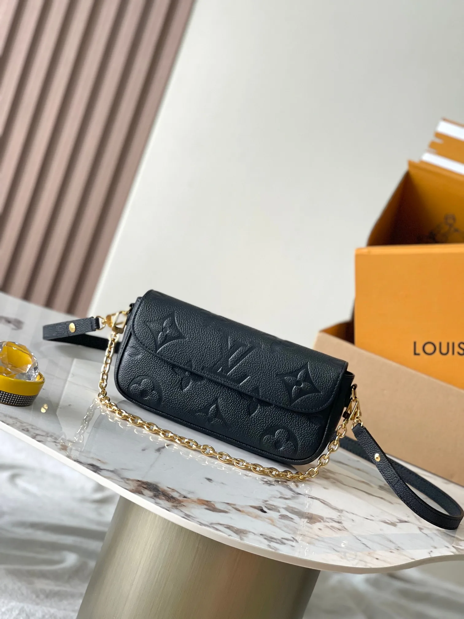 原单LV女包|高仿LV女包|精仿LV女包|一比一LV女包<p>顶级原单</p><p>Wallet On Chain 手袋</p><p>型号 M82154黑色</p><p>尺寸 23.5*12*4.3CM</p>