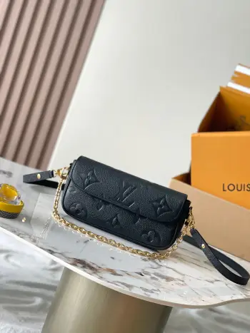 <p>顶级原单</p><p>Wallet On Chain 手袋</p><p>型号 M82154黑色</p><p>尺寸 23.5*12*4.3CM</p>