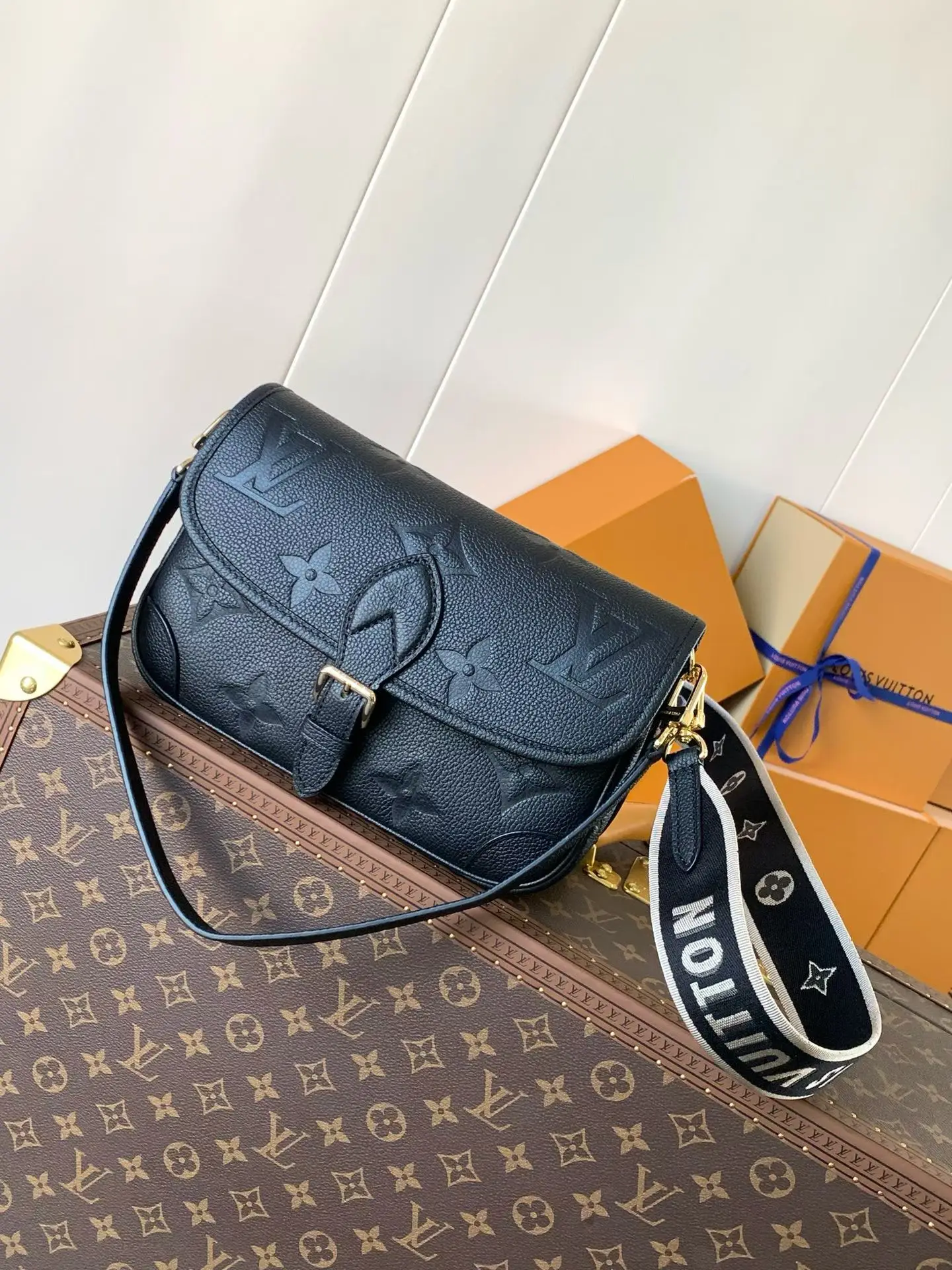 LVM46386  压纹皮革手袋 女士斜挎包