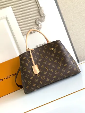 <p>顶级原单</p><p>本款MONTAIGNE M41056 中号手袋以标志性 Monogram 帆布制成的 Montaigne 手袋将俏皮挺括的外部设计与宽敞有序的包内空间结合在一起 是商务包款的理想之选  这款手袋配有可脱卸肩带 可手提 臂挽或肩背 33 x 23 x 15 cm</p>