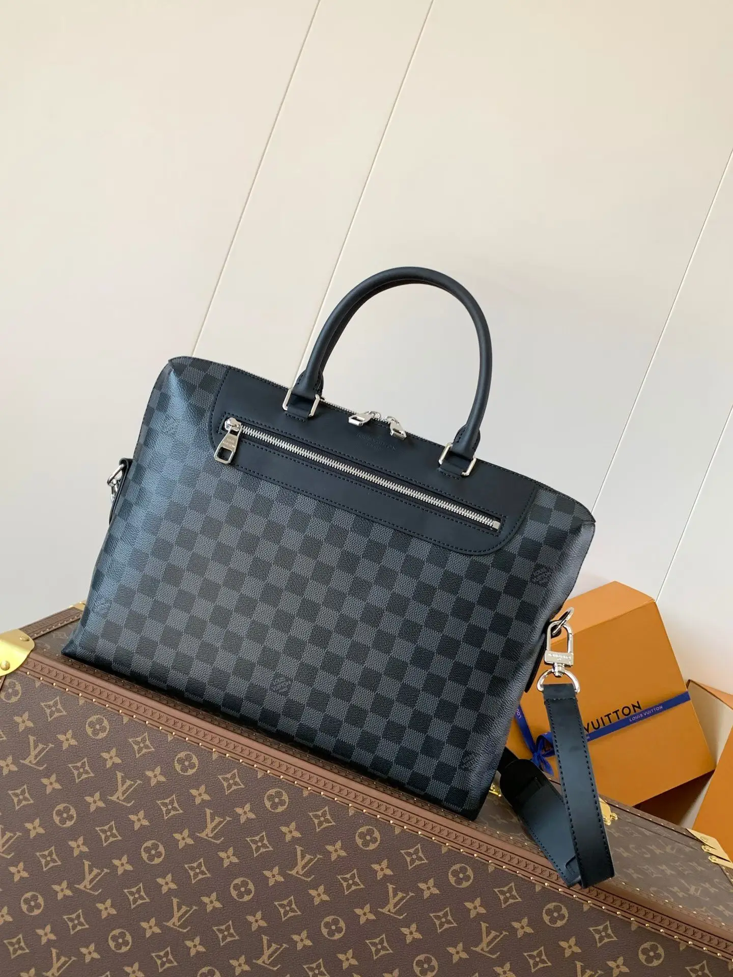 原单LV男包|高仿LV男包|精仿LV男包|一比一LV男包<p>顶级原单 N48260黑格 M54019老花 Porte-Documents Jour 公文包识辨了用采度极高的 Damier Cobalt 帆布 对比 Porte-Documents Voyage 旅袋行 此款公文包为更休闲 小巧 对而性男市都言 该款有具袋包很高度用实的 有多种背挎方式 包的袋口部前采用拉封链口 可以容台一纳15英寸的笔记脑电本 尺寸:37.0x28.0x6.0cm</p>