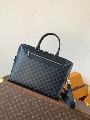<p>顶级原单 N48260黑格 M54019老花 Porte-Documents Jour 公文包识辨了用采度极高的 Damier Cobalt 帆布 对比 Porte-Documents Voyage 旅袋行 此款公文包为更休闲 小巧 对而性男市都言 该款有具袋包很高度用实的 有多种背挎方式 包的袋口部前采用拉封链口 可以容台一纳15英寸的笔记脑电本 尺寸:37.0x28.0x6.0cm</p>
