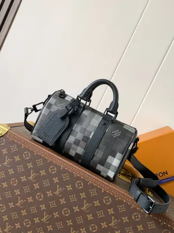 <p>顶级原单</p><p>M14919 动态变码芯片163C马赛克 本款 Keepall Bandouliere 25 手袋取材 Damoflage Black 涂层帆布 生动再现 Pharrell Williams 创意美学下的 Damier Graphite 图案 经典格纹呈现像素化效果 并以深邃色调营造别致迷彩外观 顶部手柄与可拆卸并调节的肩带提供多种背携选择 尺寸 25×15×11厘米 </p>