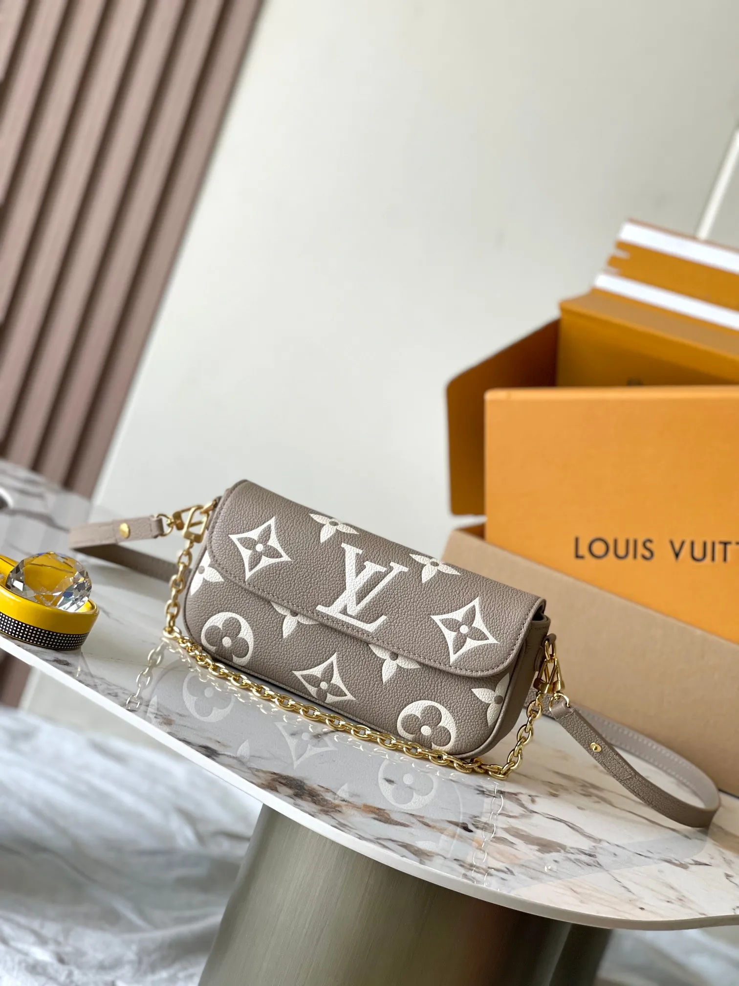 原单LV女包|高仿LV女包|精仿LV女包|一比一LV女包<p>顶级原单</p><p>Wallet On Chain 手袋</p><p>型号 M82211大象灰</p><p>尺寸 23.5*12*4.3CM</p>